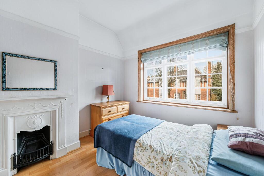 32 Holyoake Walk-12.jpg