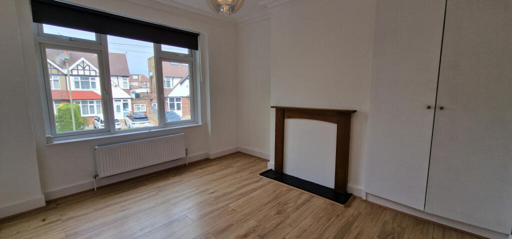 FIRST FLOOR FRONT BEDROOM