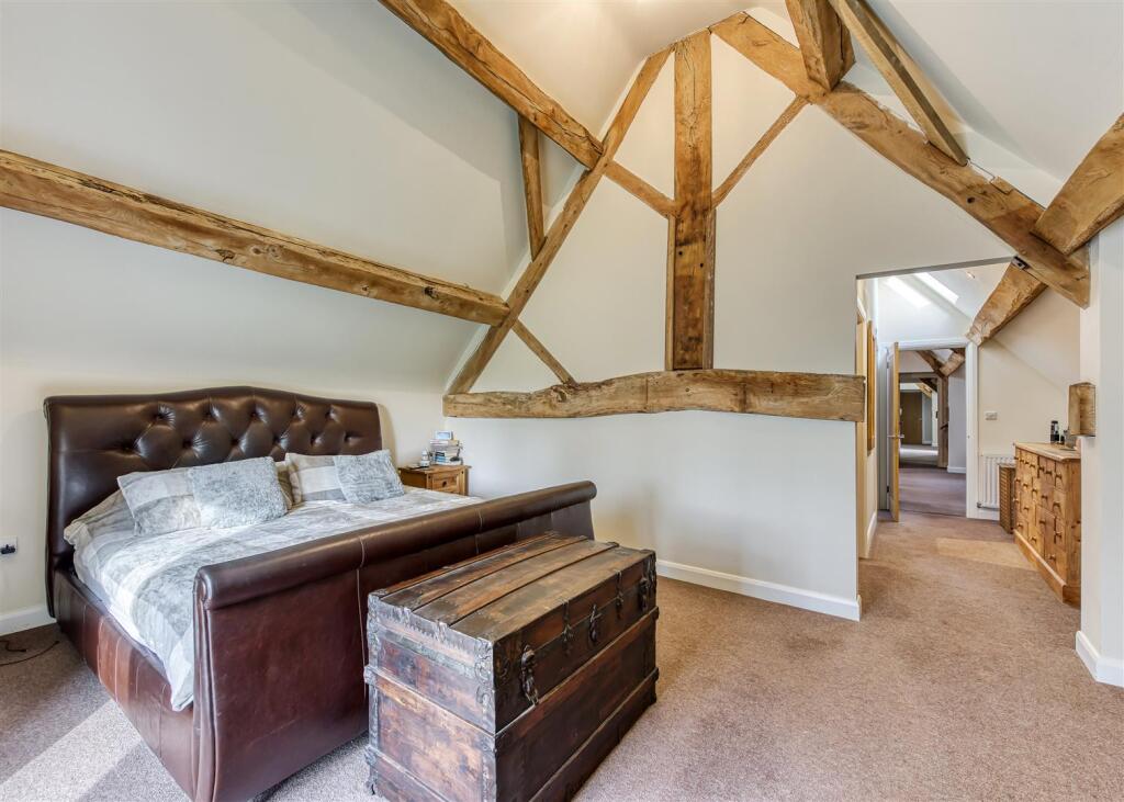 Dog Leg Barn-bed1b.jpg