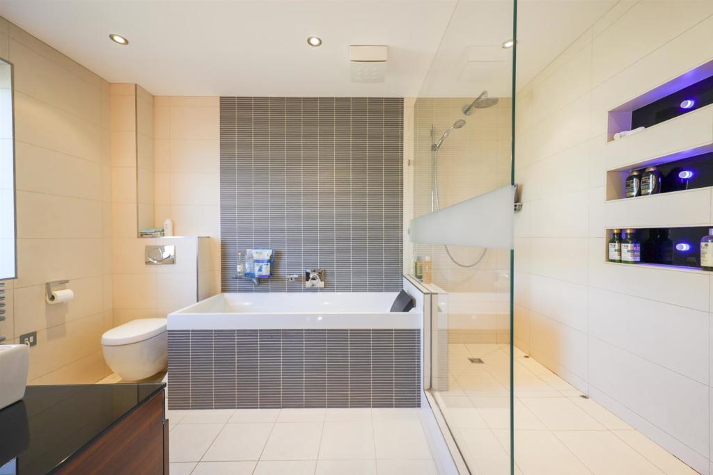 En-suite Bedroom 1