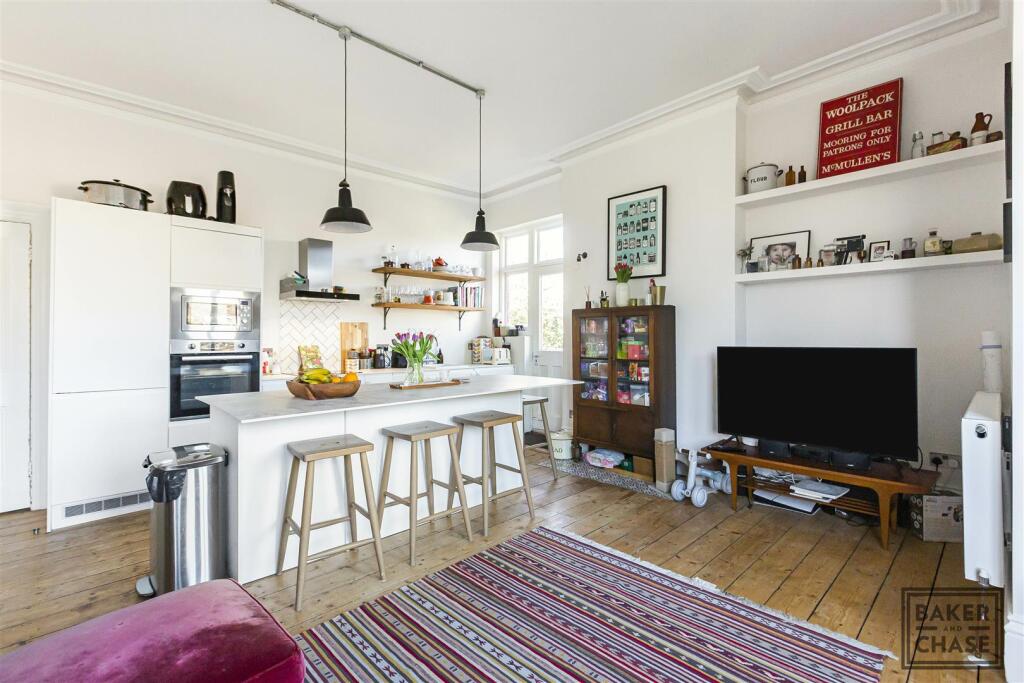 Lounge/Kitchen (Open-Plan)