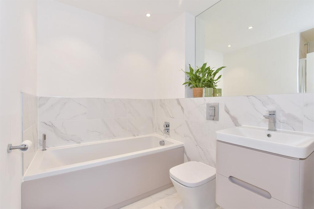 En-Suite Bathroom
