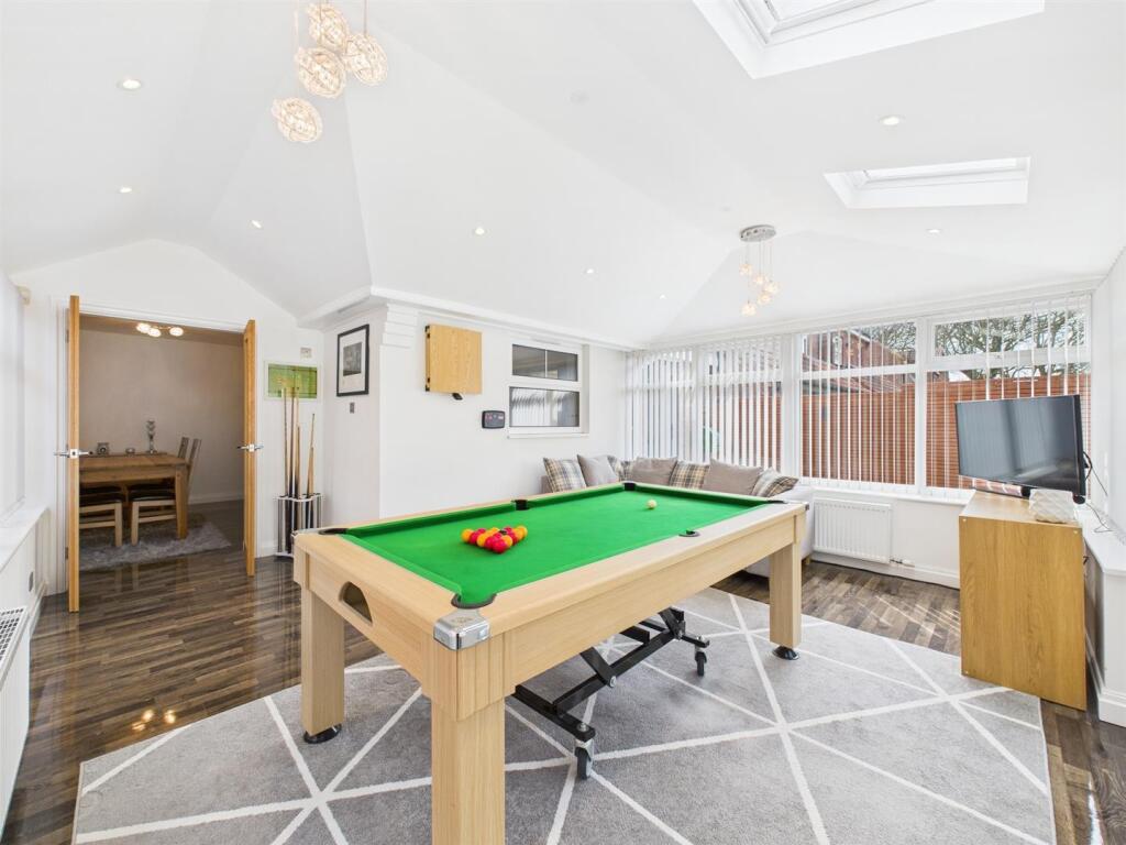 Sitting/ games room: