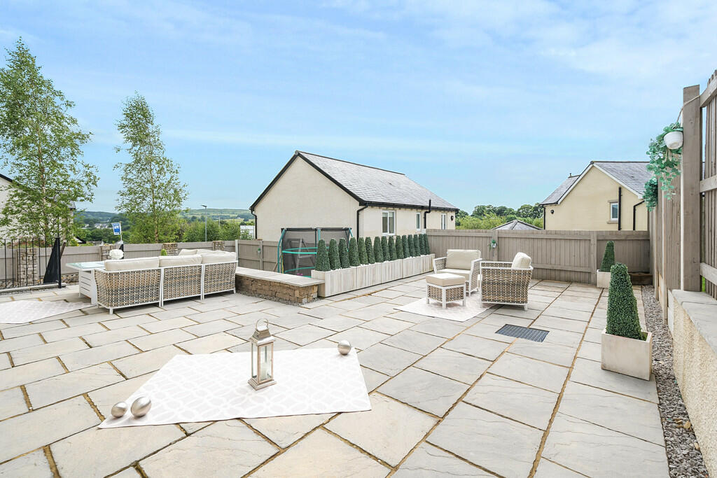 Rear Landscaped G...