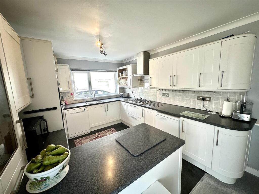 KITCHEN/BREAKFAST/DINING ROOM