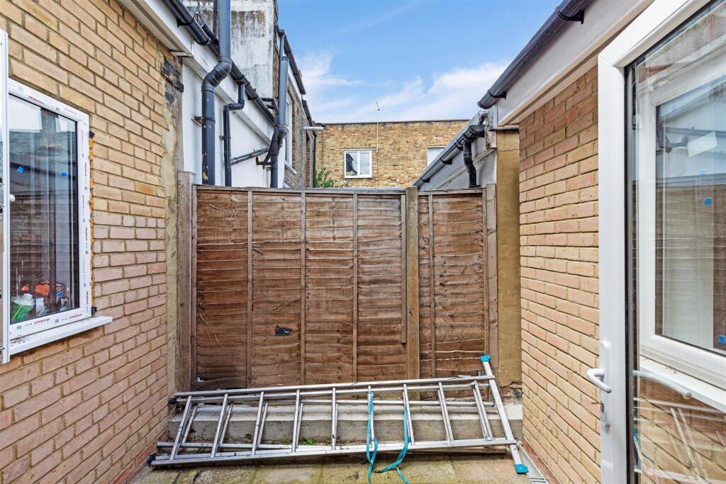 Davies___Davies-78_Stroud_Green_Road-4.jpg