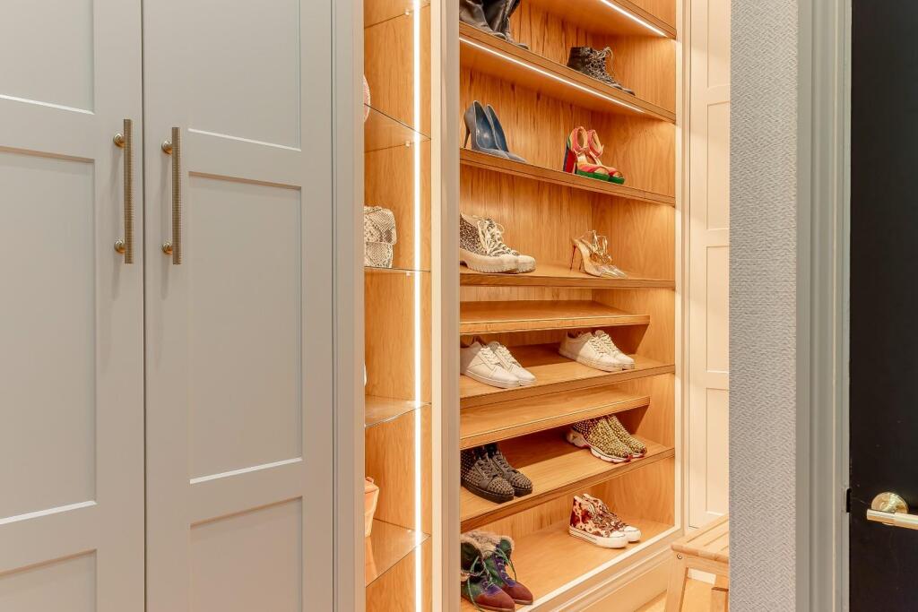 Master Bedroom - E.jpg