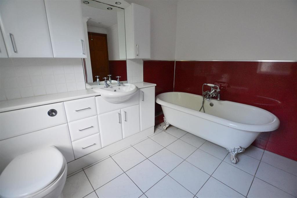 bathroom..JPG