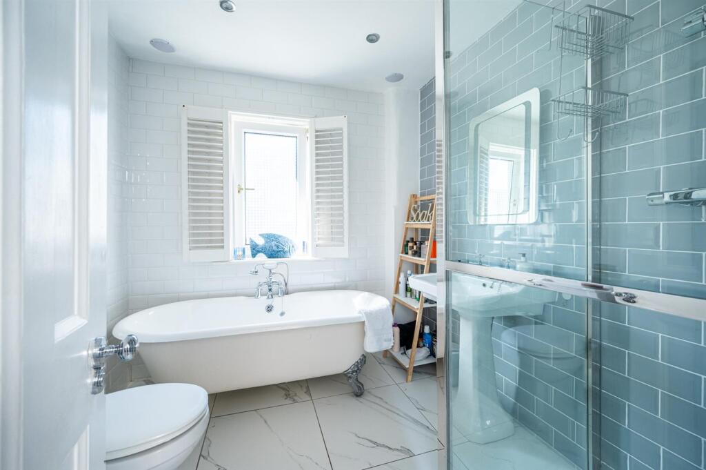 Bathroom (2).jpg