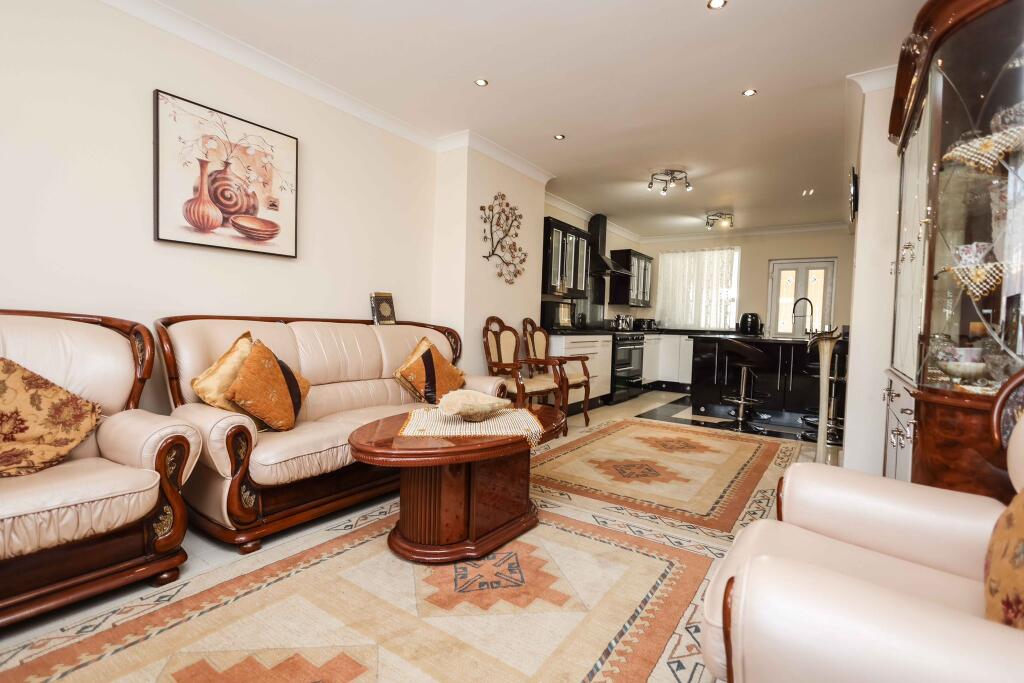 Lounge/ Kitchen