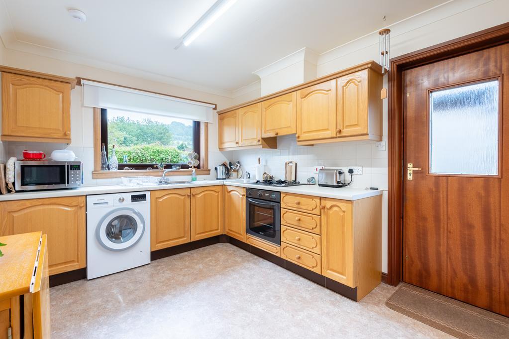 BREAKFASTING KITCHEN