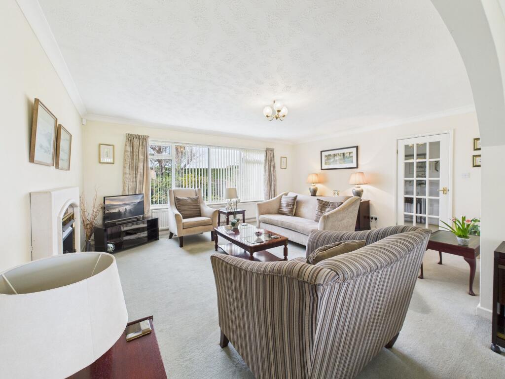 Lounge/Dining Room