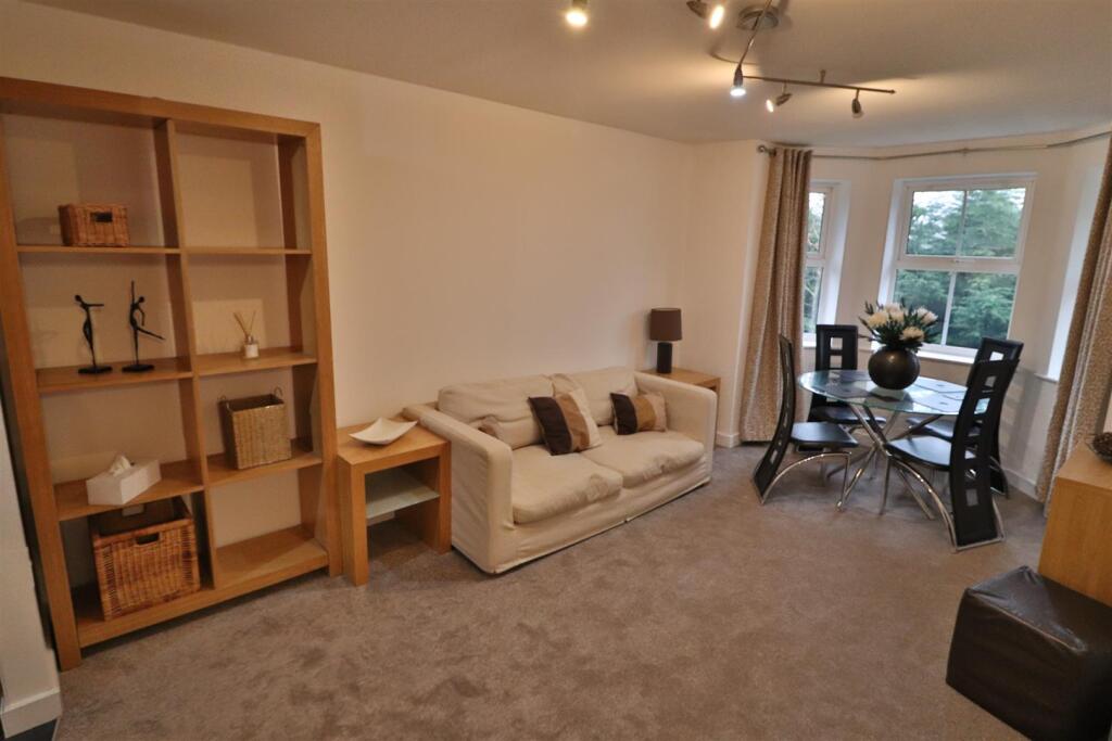 OPEN PLAN LOUNGE/DINING/KITCHEN AREA