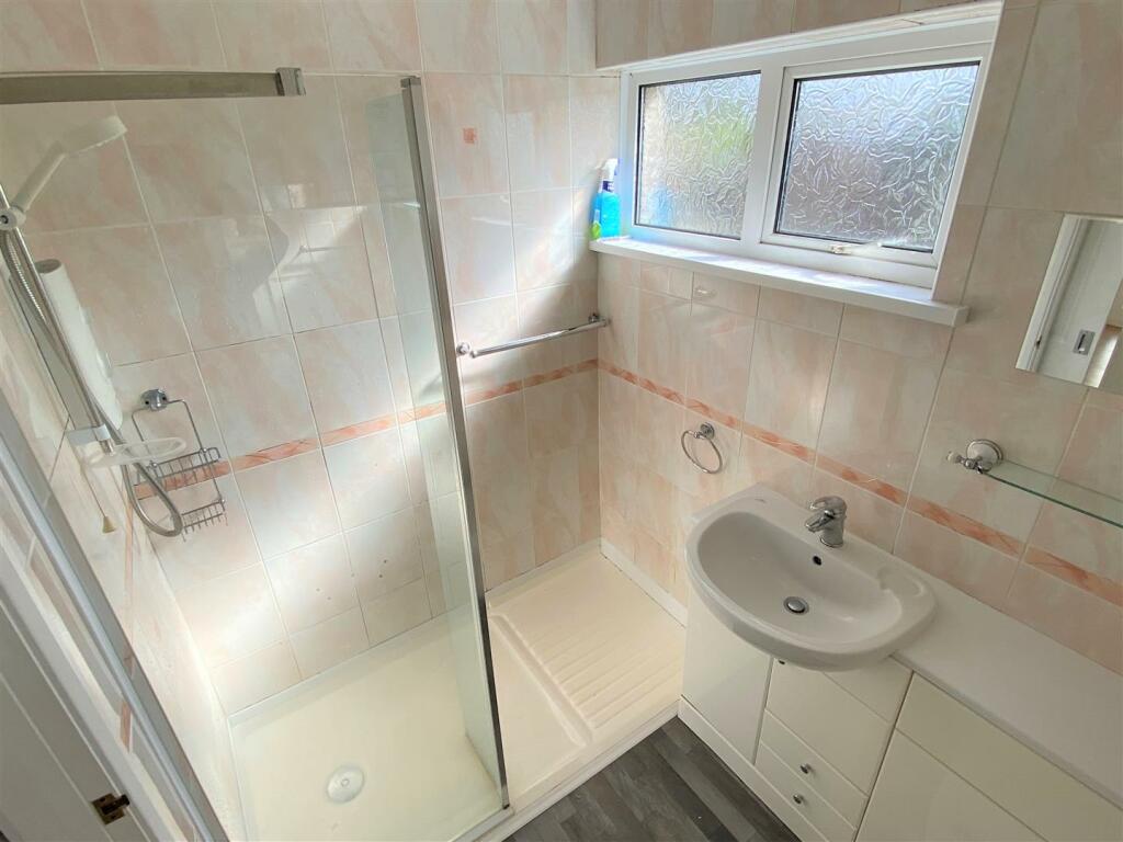 38 Quintrell Gardens Shower Room
