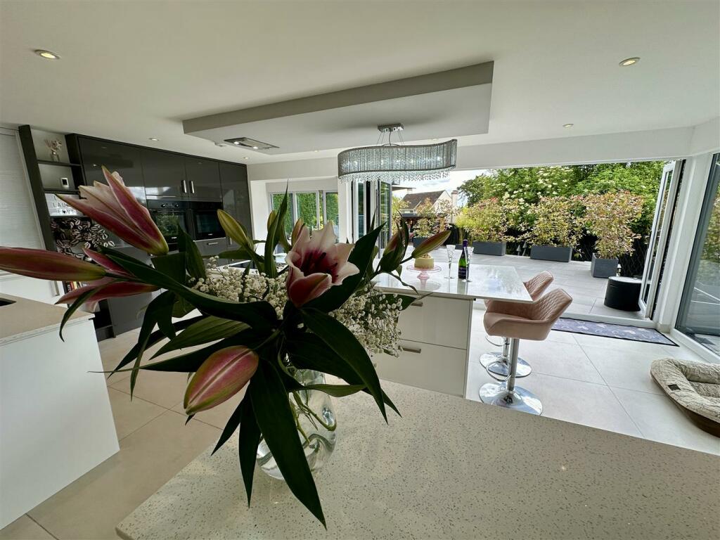 OPEN PLAN KITCHEN/DINING/FAMILY ROOM