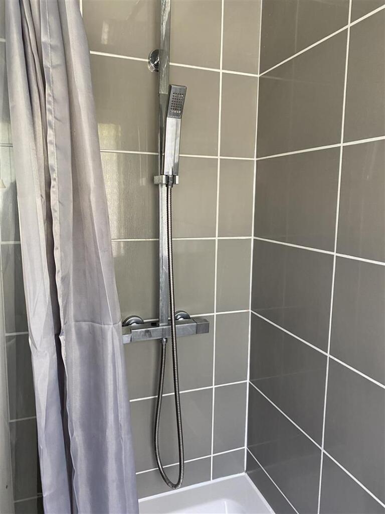 29 Fyfield Shower.jpg