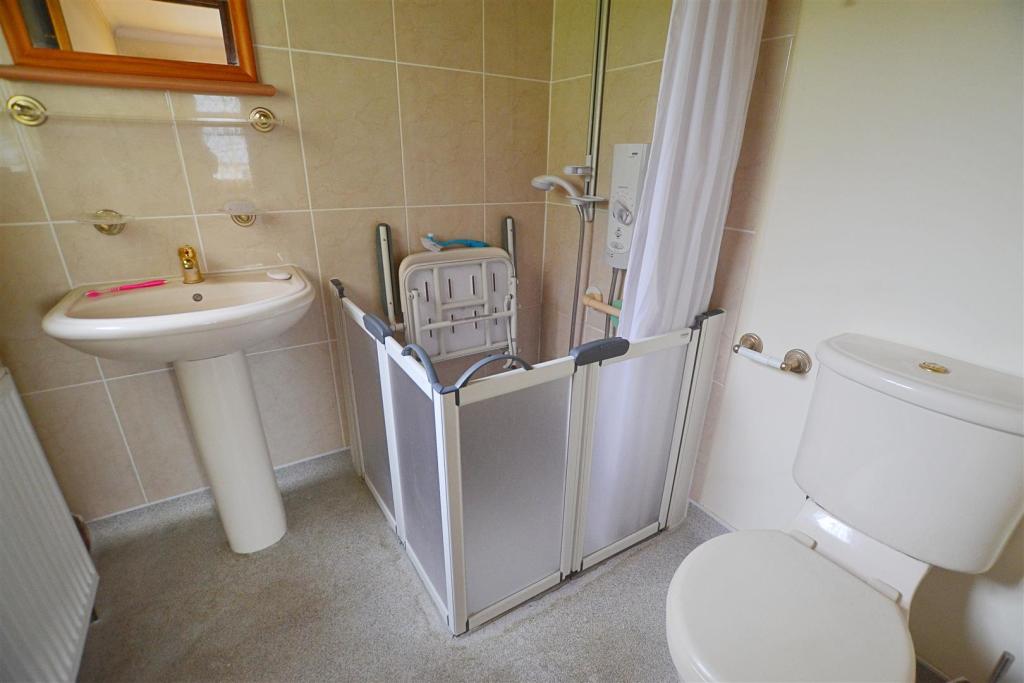 master ensuite.JPG
