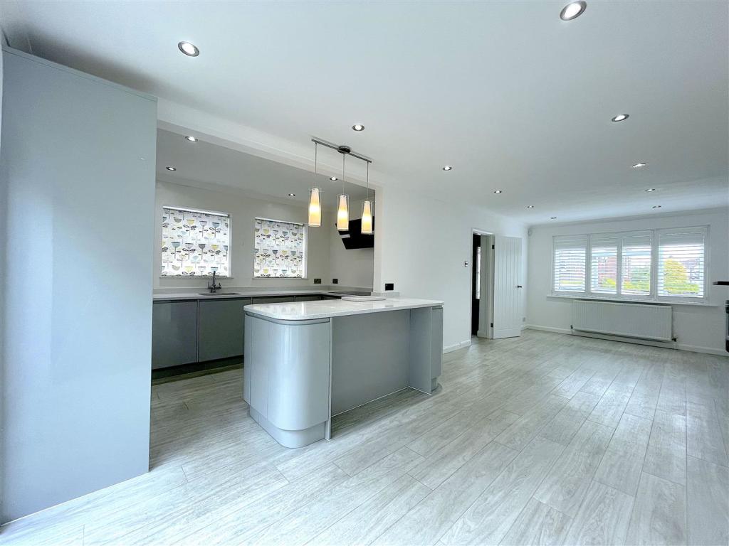 Kitchen:Dining Room (2).jpeg