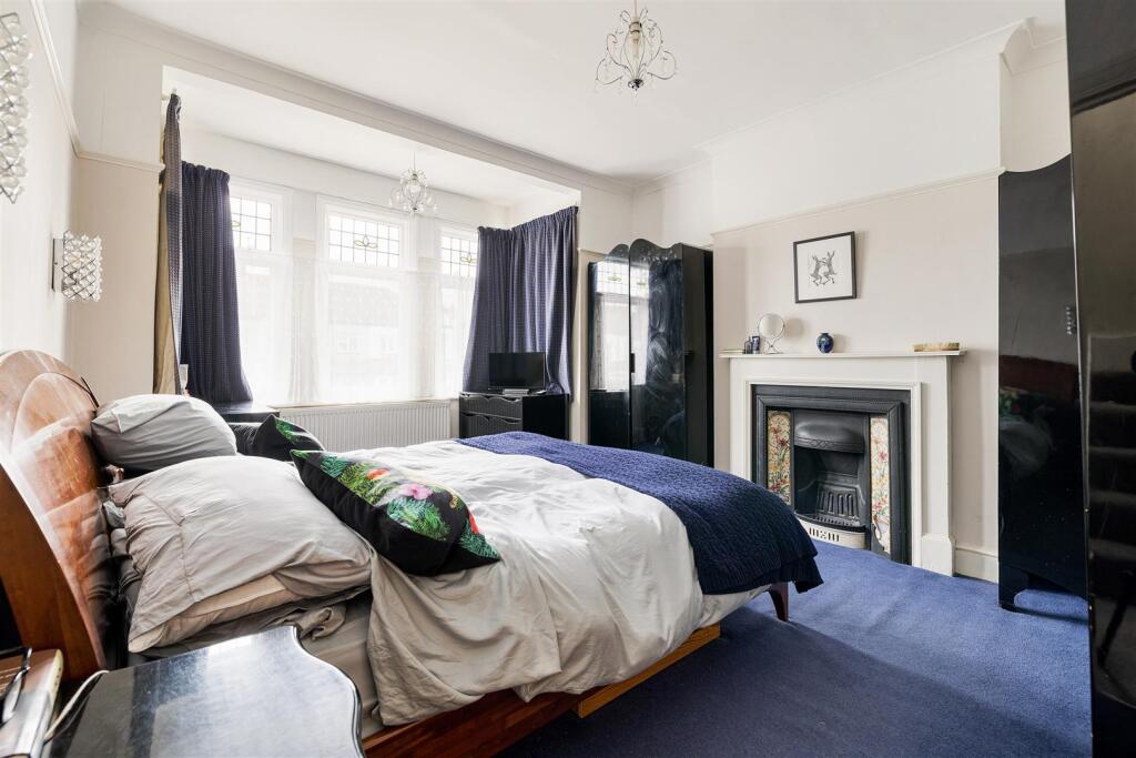 Cheyne Avenue, E18