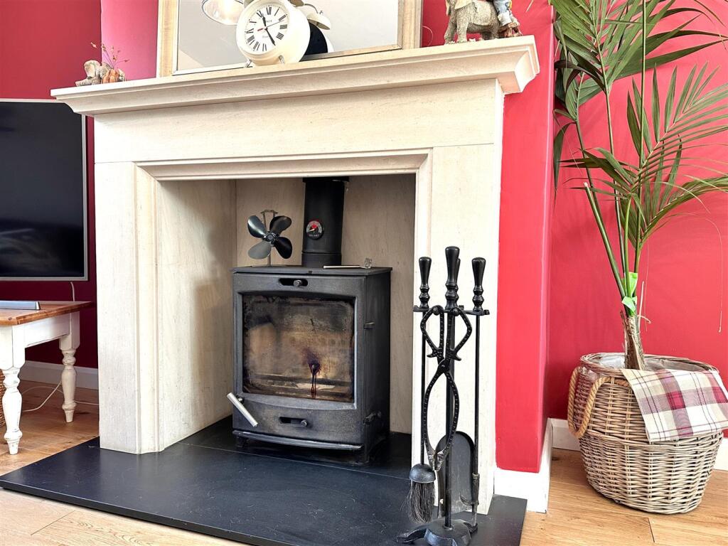 Feature Fireplace &amp; Multi-Fuel Burner 852