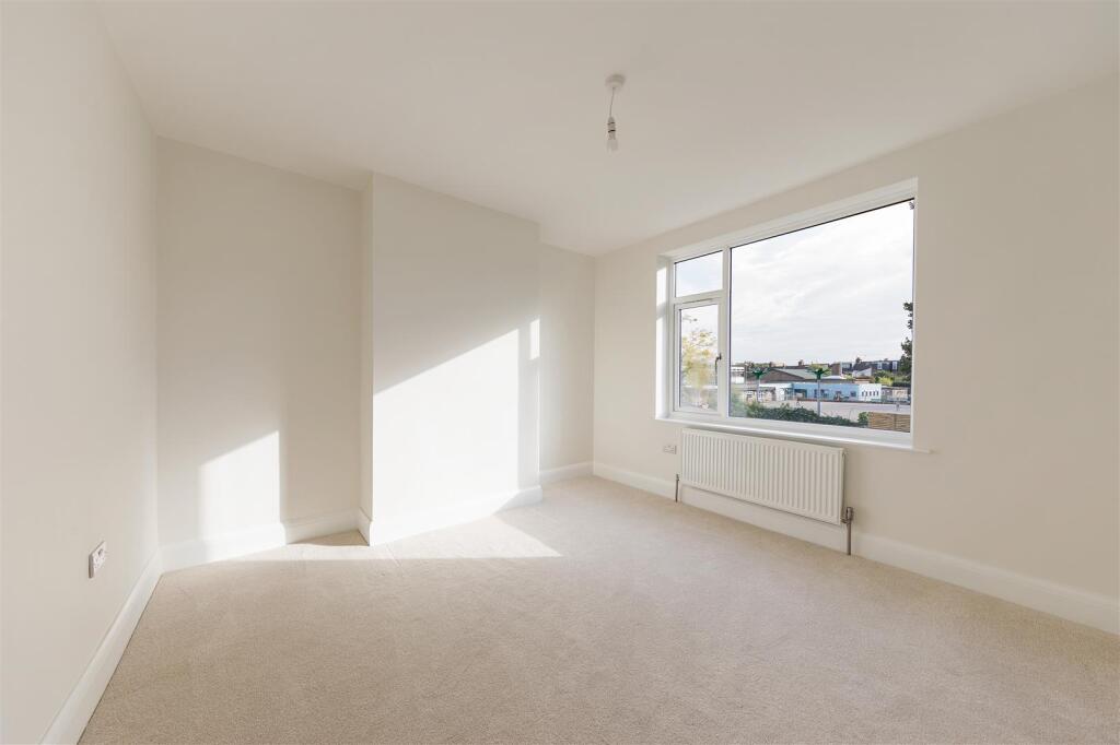 Rose Avenue, E18
