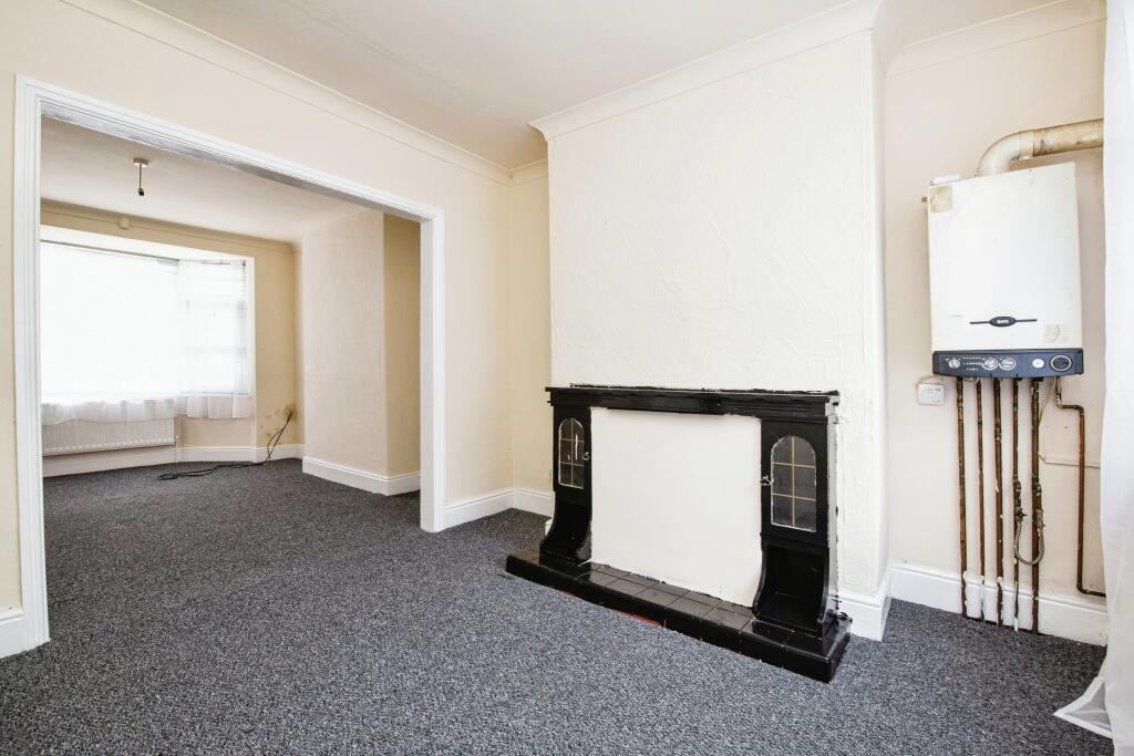 OPEN PLAN LIVING AREA