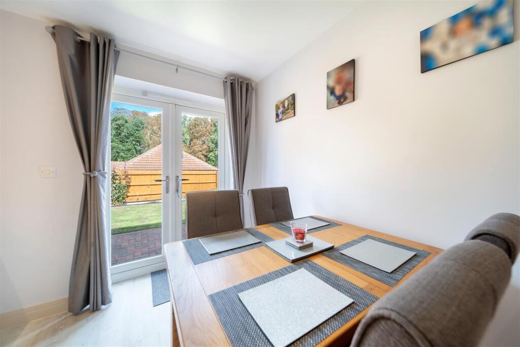 19 Larchwood Close-26.jpg
