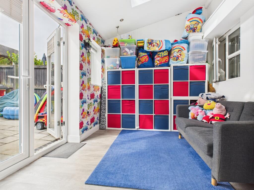 CAM03729G0-PR0099-STILL022