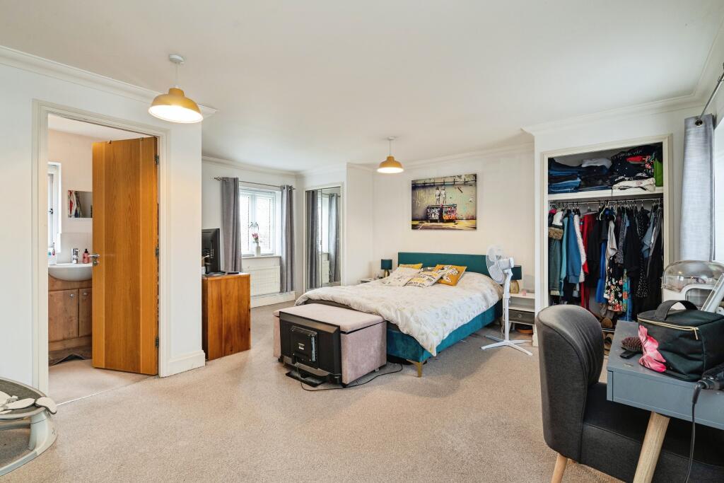 Master Bedroom / En-suite