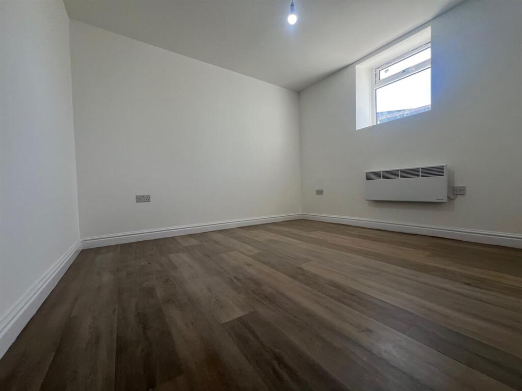 Flat1 bed2.jpg
