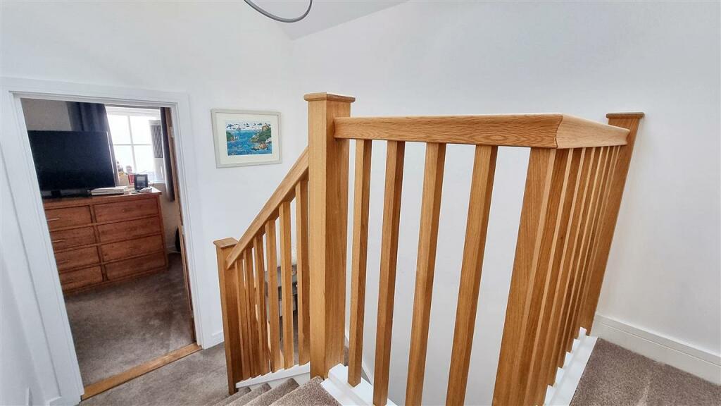 FIRST FLOOR LANDING