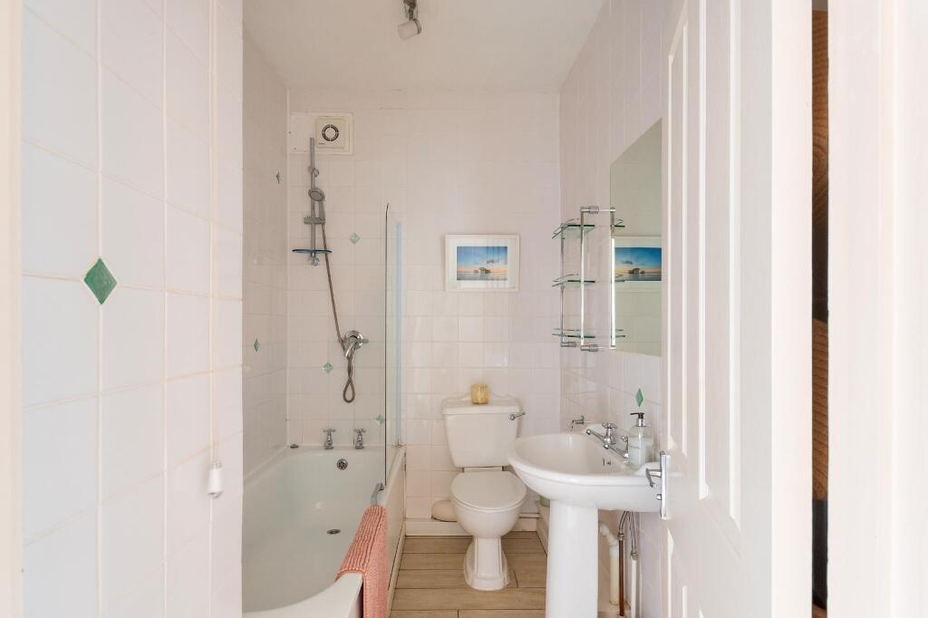 2Z4R6RD - Bathroom B.jpg