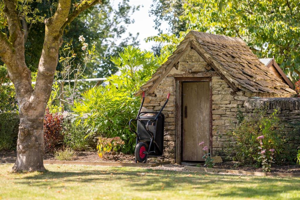 13 - 41 Ampney Crucis - GL7 5SF - Web.jpg