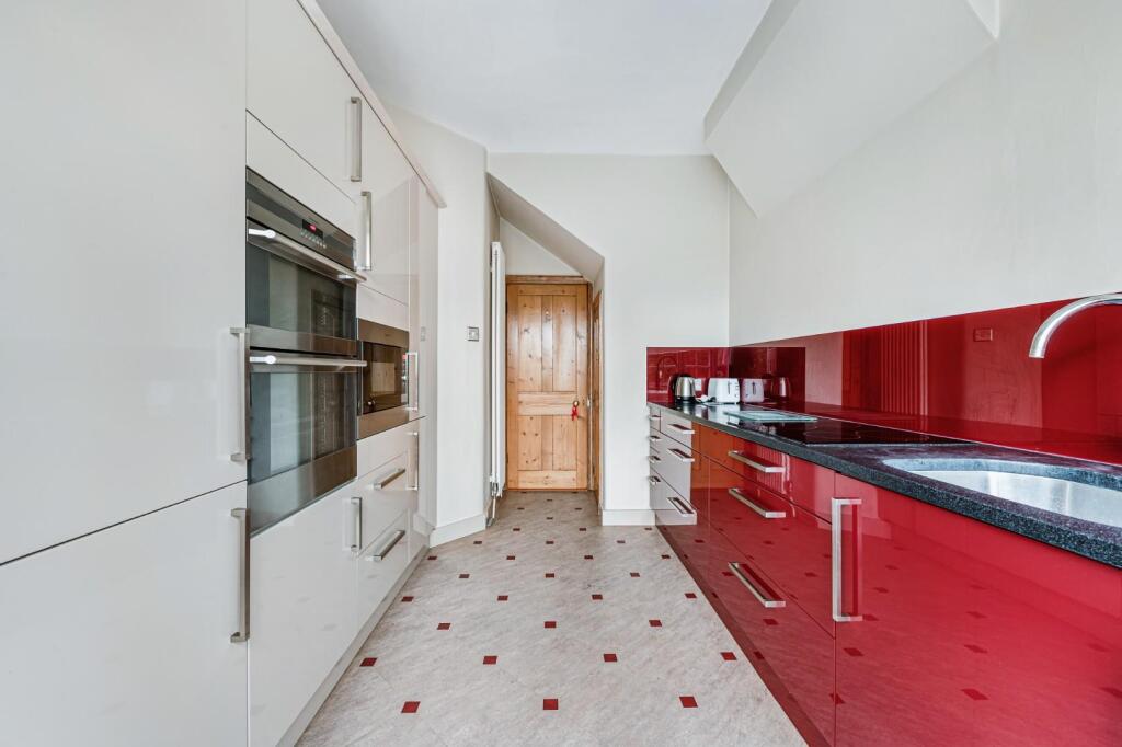 32 Holyoake Walk-7.jpg