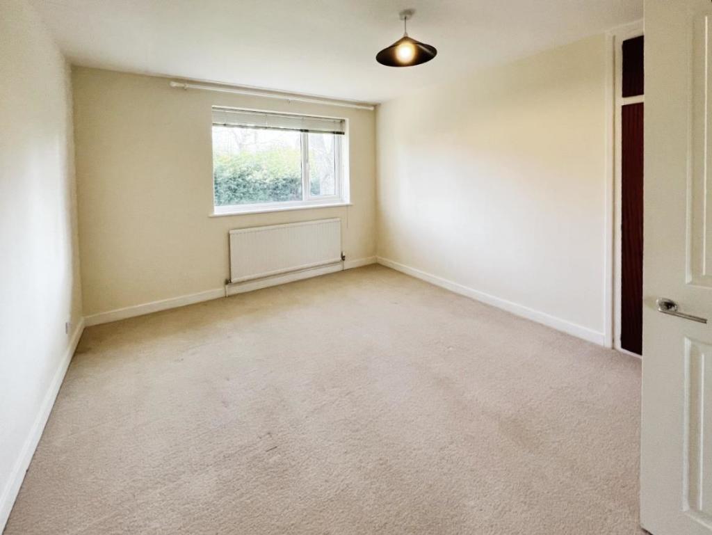 bedroom 202.jpg