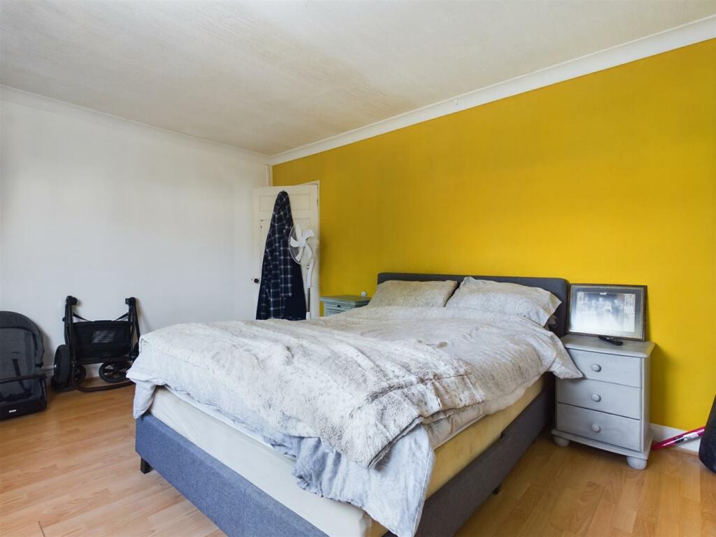Bedroom 1 Pic 4.jpg