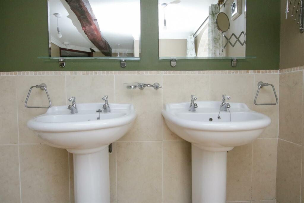 EN SUITE BATHROOM