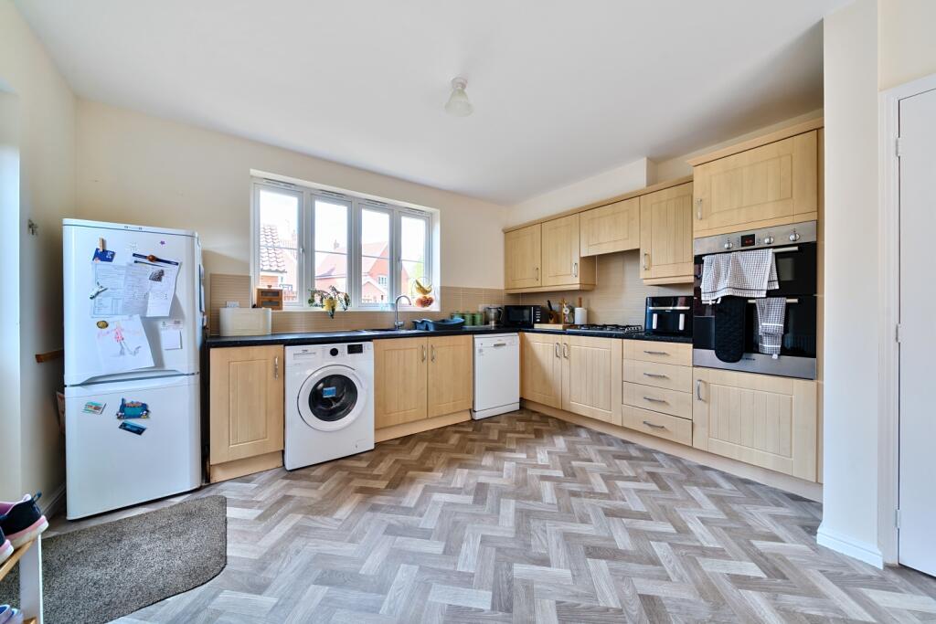 1295267-10-682bafa4780aa-ARW