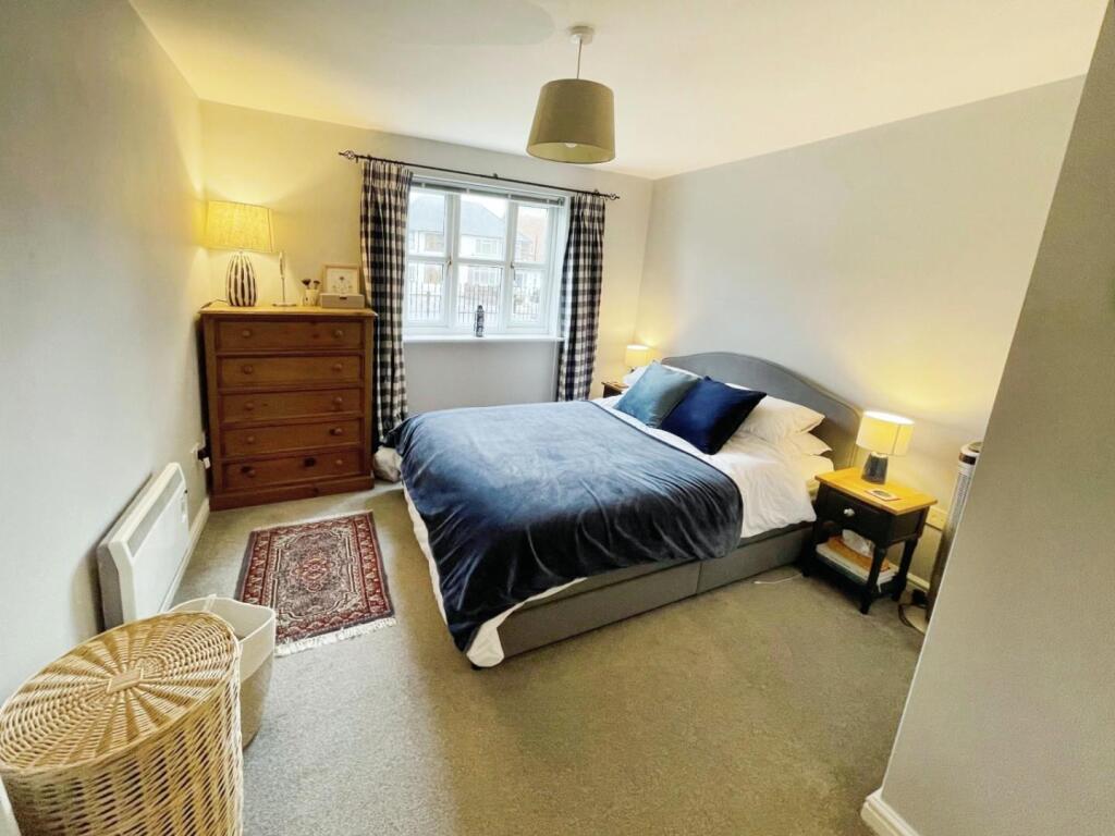 Bedroom 20Oneb.jpg