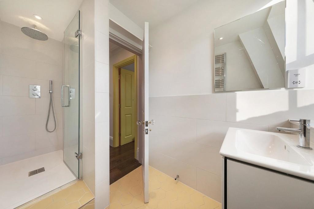 Bathroom (1).jpg