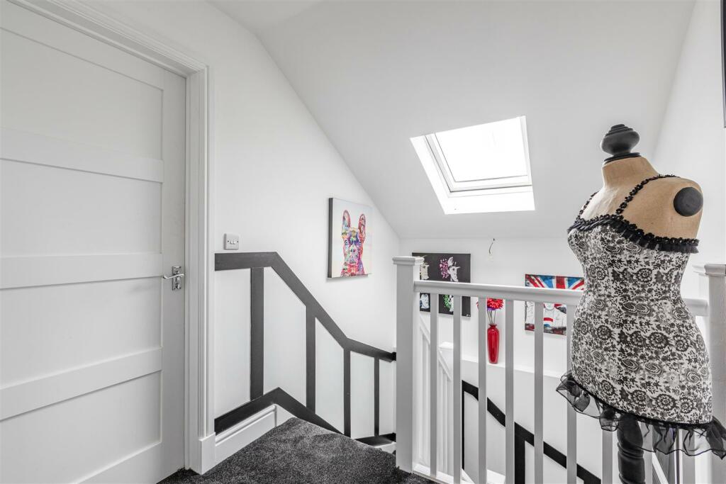 21 Linden Close, New Haw, KT15 3HG - 5.jpg