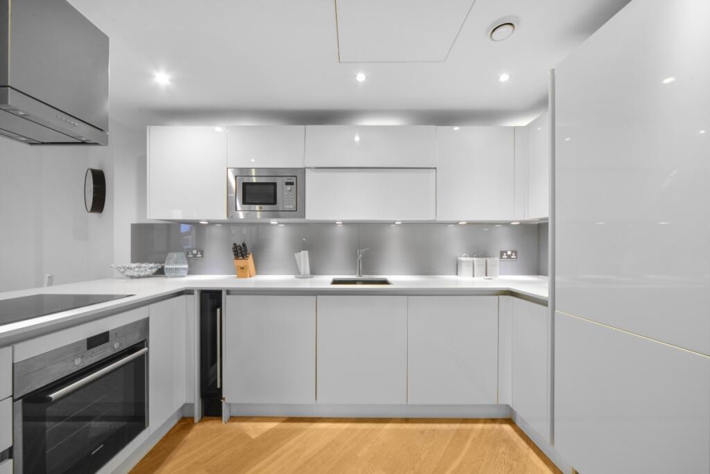  Courtyard Apartm...