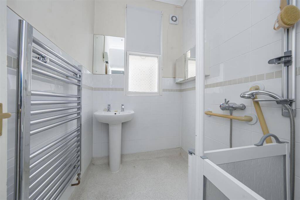 Shower Room (1st Floor)