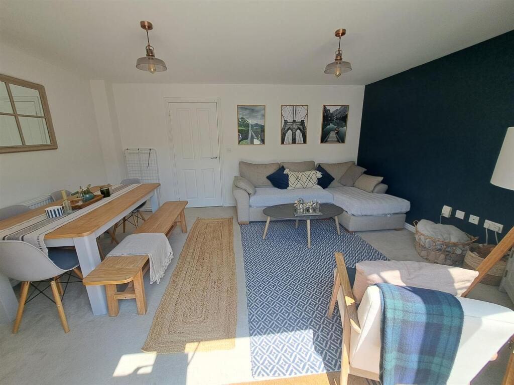 Dragonfly Way, Pineham