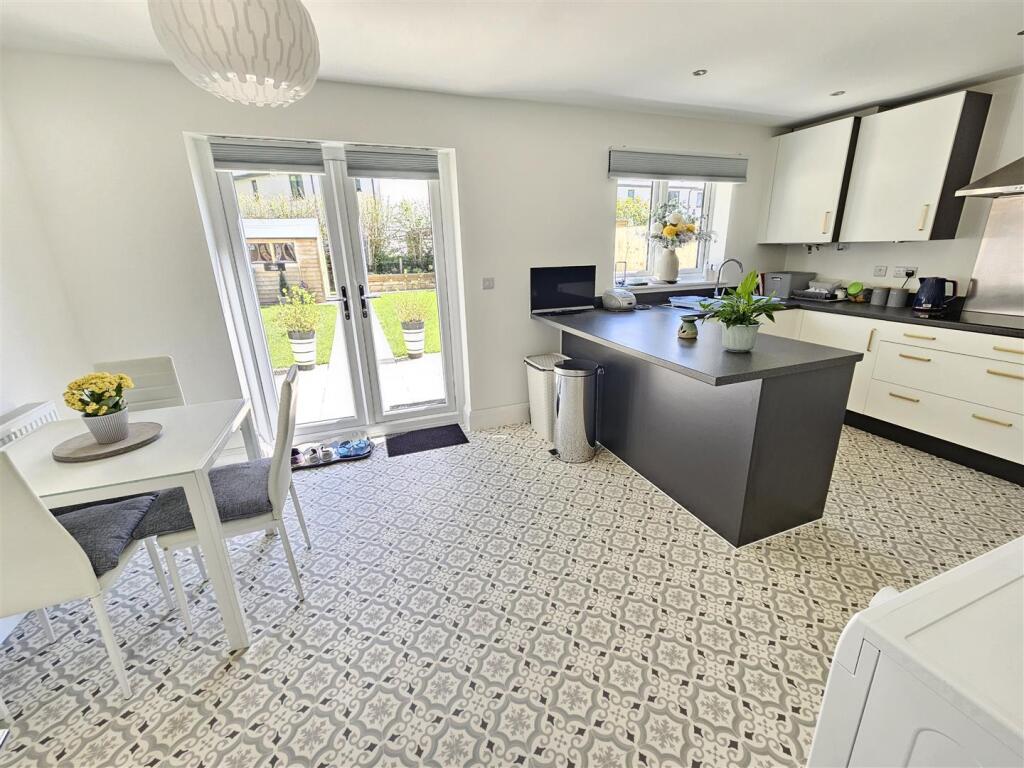 Kitchen Dining.jpg