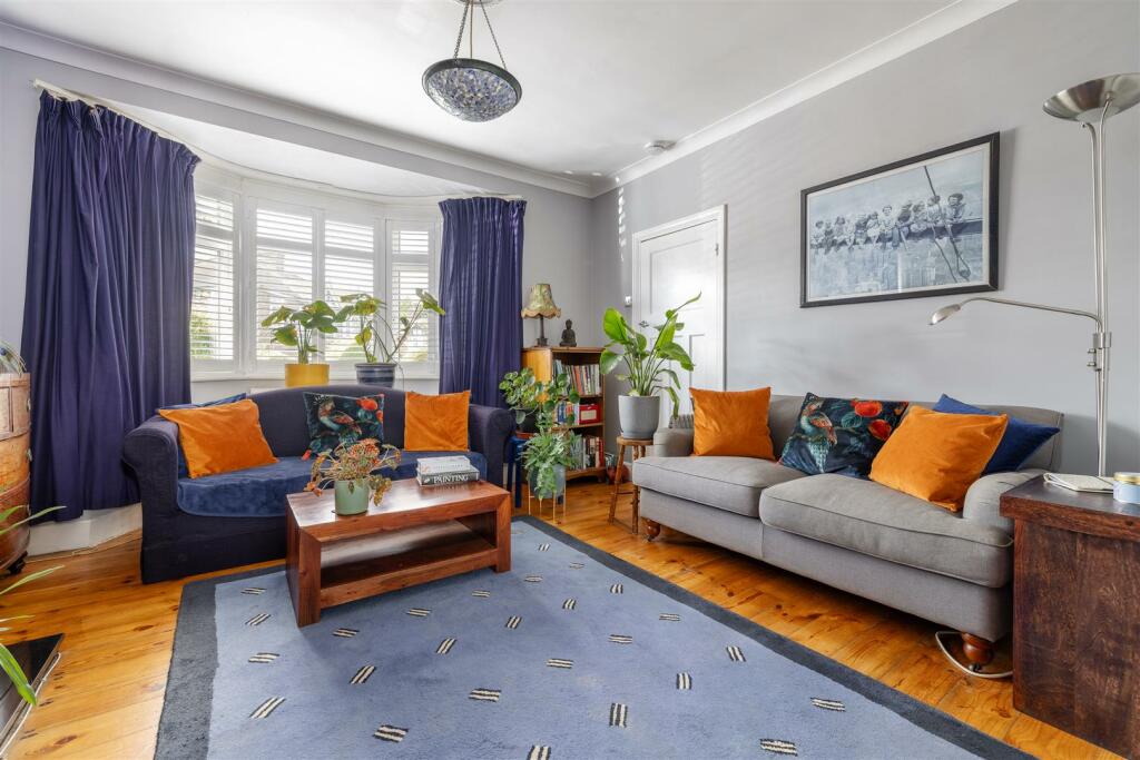 Richmond Crescent, E4
