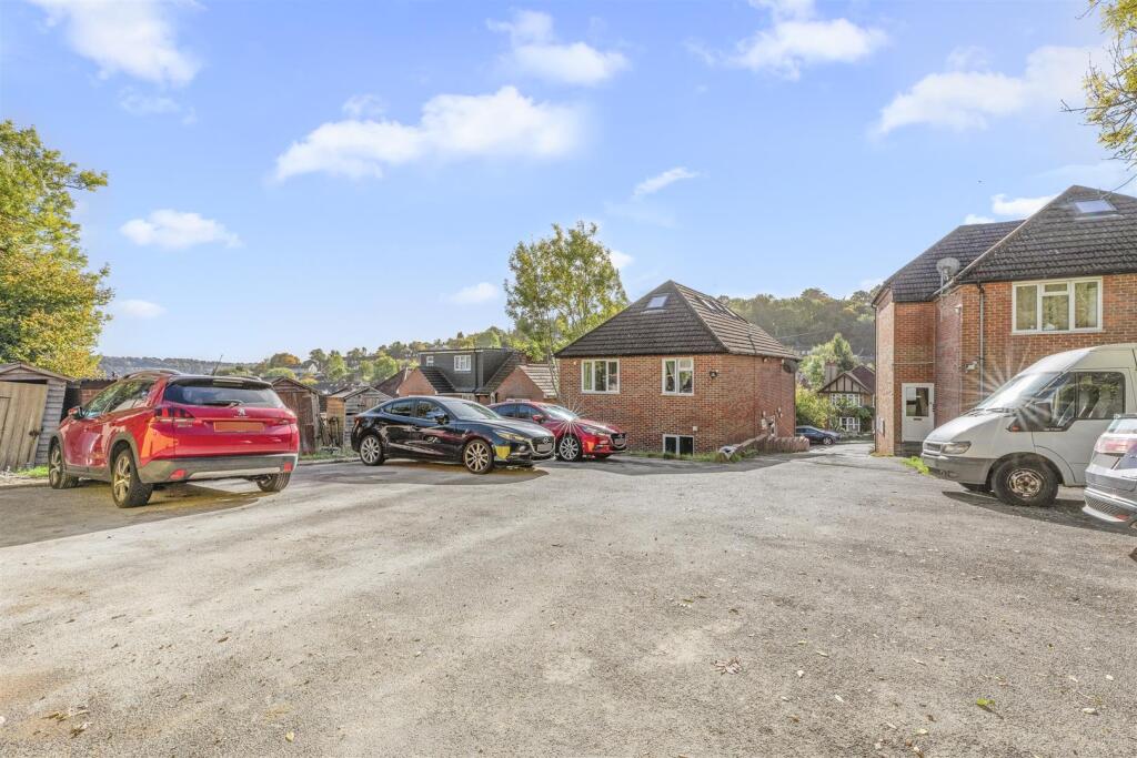 Flat 1, 52 Whitelands Road, HP12 3EL-9.jpg