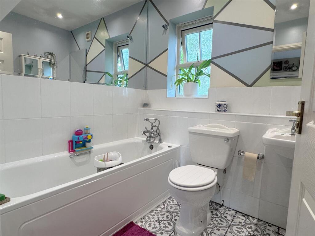 Bathroom 1.JPG