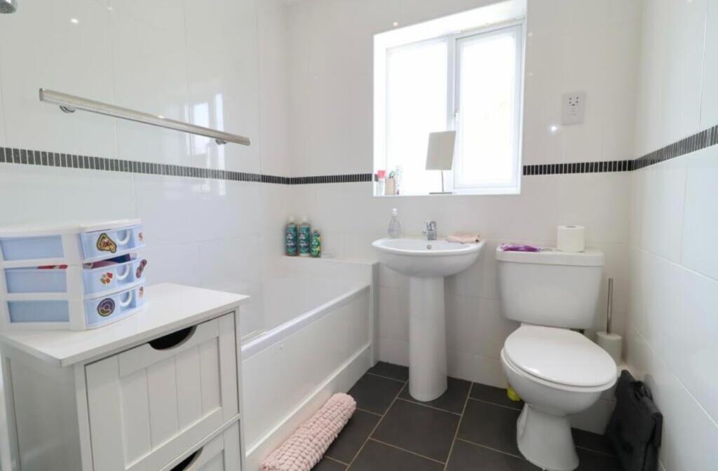 Main Bathroom .jpeg