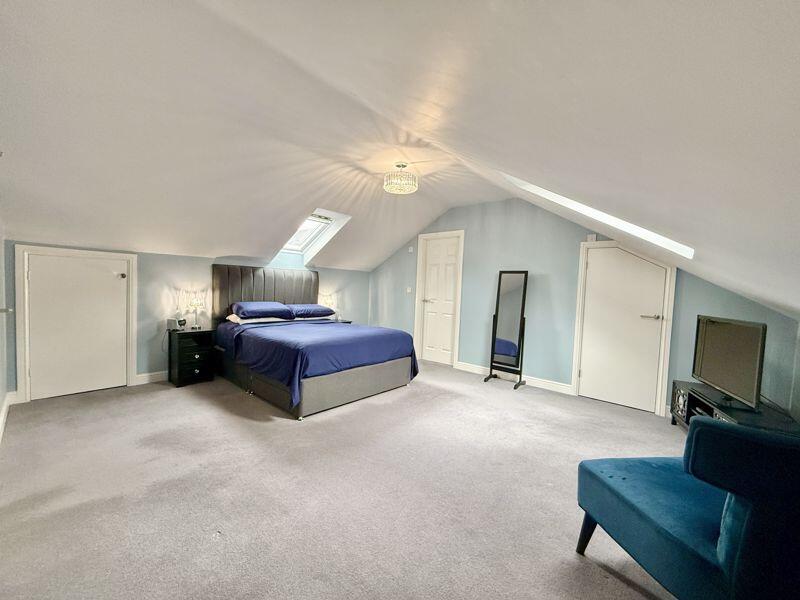 MAIN BEDROOM